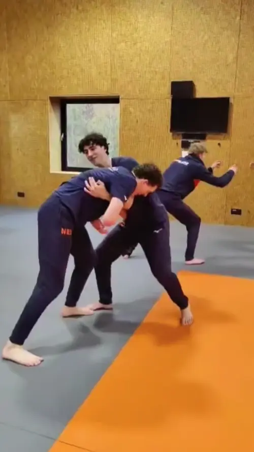 Jongens die Judo proberen