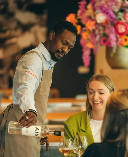 Naroumba Kanté Restaurant Olympic Club bediening